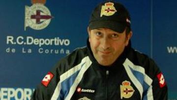 <b>TOCADO. </b>A Lotina todavía le afecta la derrota en El Molinón.