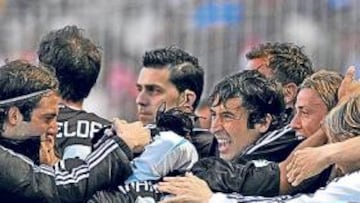 <b>LA PIÑA DEL CAMPEÓN. </b>Esta imagen tomada tras el 2-4 refleja la clave de este Madrid de Juande. Unión y compromiso. Raúl y sus legionarios creen en la Liga. Héroes.