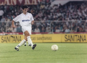 Jugó en el Real Madrid la temporada 1992-93 y en el Celta la temporada 1994-95.