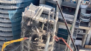 Impactante vídeo del derribo de una torre del Bernabéu e instalación del nuevo césped