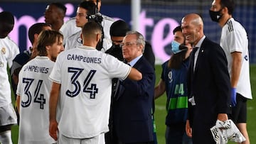 Real Madrid&#039;s French coach Zinedine Zidane (R), Real MadridxB4s President Florentino Perez, Real Madrid&#039;s French forward Karim Benzema, Real Madrid&#039;s Croatian midfielder Luka Modric celebrate winning the Liga title with assistant coach Davi