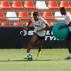 Celades viajará a Londres con 20 futbolistas, entre ellos Correia