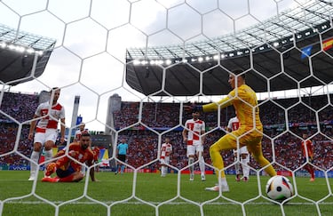 Centro de Lamine Yamal para encontrar el desmarque de Carvajal dentro del área croata, que conectó un remate preciso para superar a Livakovic de nuevo.