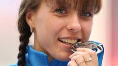 La rusa Anisya Kirdyapkina muerde la medalla de plata de 20 km. marcha de los Mundiales de Mosc&uacute;.