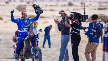Lorenzo Santolino celebra su victoria en la tercera etapa del Rally Dakar 2025.
