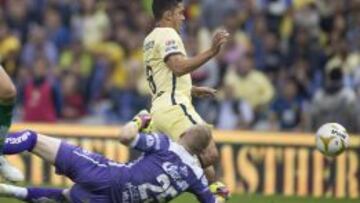 Momento en que Andrés Andrade se deja caer en el área de León