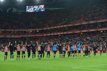 Los jugadores del Athletic celebran la victoria ante el Barcelona y su paso a cuartos de final de la Copa del Rey.