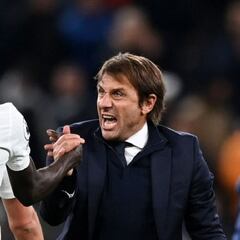 Conte espera más de Davinson: "Tiene que trabajar mucho"