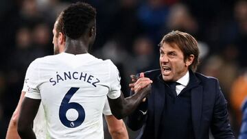 Davinson Sánchez sin técnico, Tottenham destituye a Conte