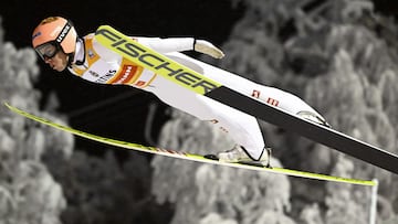 Stefan Kraft, en pleno salto durante la prueba de la Copa del Mundo en Ruka.