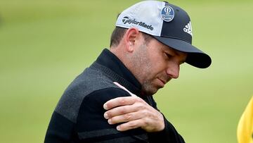 Sergio García se duele del hombro derecho durante la segunda jornada del British Open Champinship.