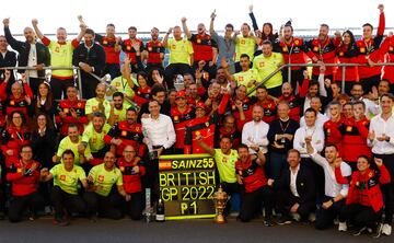 La ‘Scuderia Ferrari’ celebra un fin de semana memorable para su piloto y el deporte español. Después de varias victorias de Charles Leclerc con la escudería roja era el turno de su compañero, Carlos Sainz.