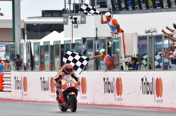 Marc Márquez cruza primero la línea de meta.