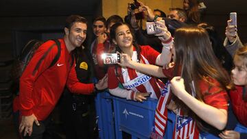 Gabi, con aficionados rojiblancos, en la llegada del Atlético de Madrid a Sevilla para medirse al Betis en Liga.