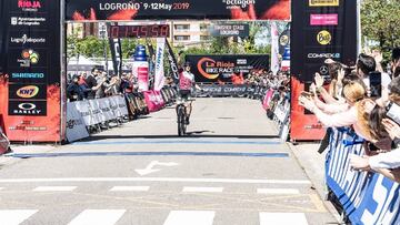 Vlad Dascalu entra en meta en la &uacute;ltima etapa de La Rioja Bike Race.