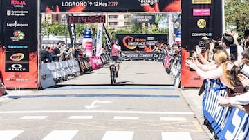 Vlad Dascalu entra en meta en la última etapa de La Rioja Bike Race.