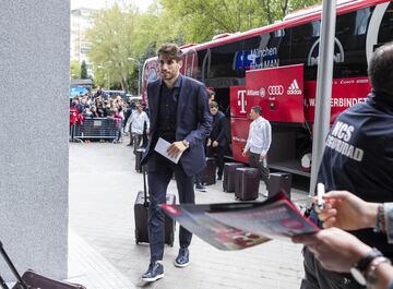 Javi Martínez llega al hotel en Madrid. 
