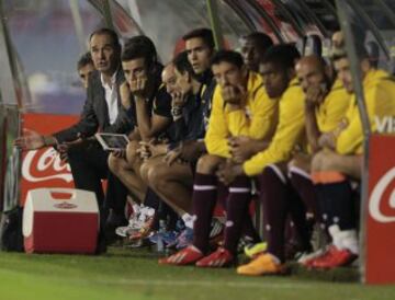 Víctor Fernández en el banquillo.