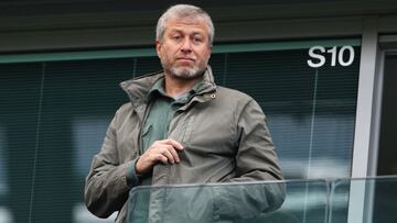 LONDON, ENGLAND - APRIL 16: Chelsea owner Roman Abramovich looks on from the stands during the Barclays Premier League match between Chelsea and Manchester City at Stamford Bridge on April 16, 2016 in London, England.  (Photo by Paul Gilham/Getty Images)