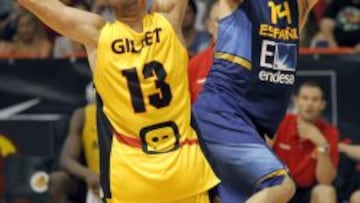 Nikola Mirotic ante Pierre Gillet.