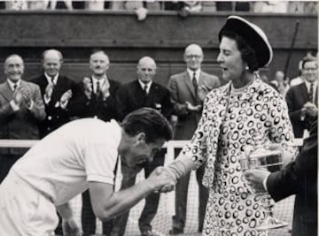 Recibió el trofeo de ganador de Wimbledon en 1966 de manos de la Princesa Marina de Kent, momento en el que se produjo una anécdota que ha pasado a la historia, Manolo Santana besó la mano de la Princesa creyendo que era lo correcto, sin saber que estaba 