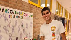 El tenista español Carlos Alcaraz posa en su visita al colegio Ciudad de La Paz de El Palmar.