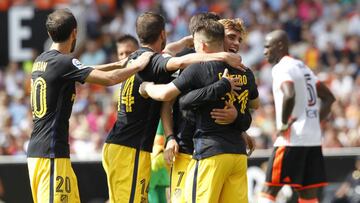 Los jugadores del Atlético celebran uno de los goles contra el Valencia.