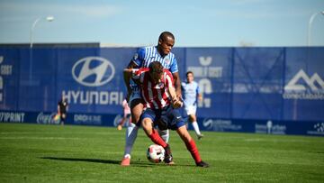 Vinicius Tanque, autor del empate del Atl&eacute;tico Baleares, porf&iacute;a por el bal&oacute;n con un jugador del filial rojiblanco. 