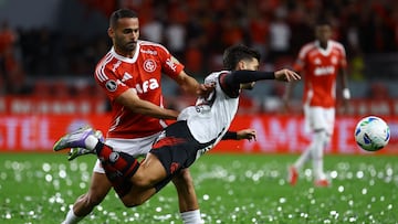 Internacional's midfielder #29 Thiago Maia and Flamengo's Uruguayan midfielder #10 Giorgian de Arrascaeta fight for the ball during the Copa Libertadores round of 16 second leg all-Brazilian football match between Internacional and Flamengo at the Beira Rio Stadium in Porto Alegre, Brazil on August 20, 2025. (Photo by SILVIO AVILA / AFP)