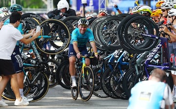 Cavendish, homenajeado por el resto del pelotón antes de empezar el Critérium de Singapur