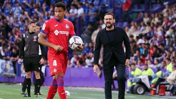 Bordalás da indicaciones a Gastón en el último partido.