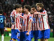 Atletico Madrid's Argentine forward #19 Julian Alvarez (2L) celebrates with teammate Atletico Madrid's Argentine forward #20 Giuliano Simeone after scoring their first goal during the UEFA Champions League, league phase day 5 football match between Club Atletico de Madrid and Inter Milan at the Metropolitano Stadium in Madrid on November 26, 2025. (Photo by Javier SORIANO / AFP)
