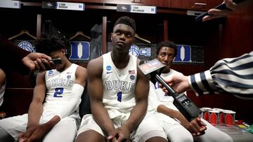 WASHINGTON, DC - MARCH 31: Zion Williamson #1 of the Duke Blue Devils is interviewed in the locker room after his teams 68-67 loss to the Michigan State Spartans in the East Regional game of the 2019 NCAA Men&#039;s Basketball Tournament at Capital One Arena on March 31, 2019 in Washington, DC.   Patrick Smith/Getty Images/AFP
 == FOR NEWSPAPERS, INTERNET, TELCOS &amp; TELEVISION USE ONLY ==
 PUBLICADA 02/04/19 NA MA32 4COL