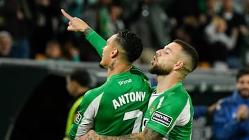 Antony y Ruibal celebran un gol al Barcelona en LaLiga EA Sports.