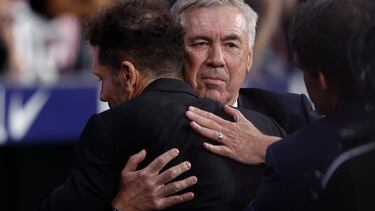 El técnico argentino del Atlético de Madrid Diego Pablo -Cholo- SImeone (de espaldas) saluda a su homólogo en el Real Madrid, el italiano Carlo Ancelotti antes de comenzar el partido de la sexta jornada de LaLiga.