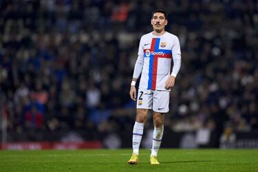 El día que Héctor Bellerín fue presentado como jugador del Barça se pudo apreciar por primera vez la identidad de su pareja. Se trata de Elena, una joven tatuadora que llegó a la vida del defensa tras su ruptura con Shree Patel.