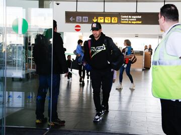 El jugador argentino y el uruguayo llegaron con sus respectivas familias al Aeropuerto de Barcelona tras disfrutar de las vacaciones de Navidad.