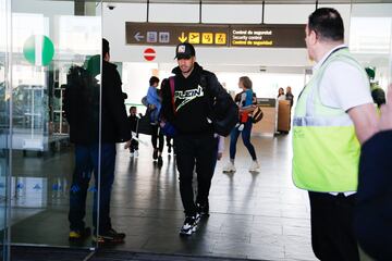 El jugador argentino y el uruguayo llegaron con sus respectivas familias al Aeropuerto de Barcelona tras disfrutar de las vacaciones de Navidad.