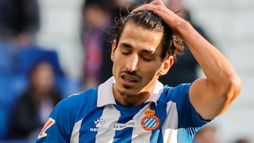 CORNELLÀ DE LLOBREGAT (BARCELONA), 14/12/2024.- El centrocampista del Espanyol Pere Milla durante el partido de la jornada 17 LaLiga de fútbol, este sábado en el RCDE Stadium, en Cornellà de Llobregat (Barcelona). EFE/ Andreu Dalmau