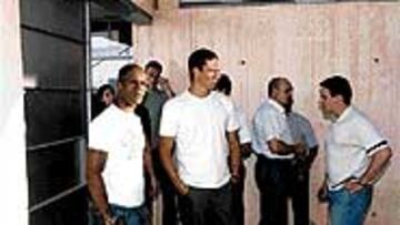 <B>PADRINO</B>. Flavio, con Cacá, avala los fichajes de Marcinho y Goiano.