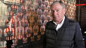 Javier Clemente posa para AS en el estadio de San Mamés.
