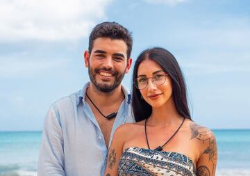 Naturales de Valencia, llevan dos a?os juntos. Su historia comenz¨® gracias a un sue?o de Naomi tras el que pasaron de amigos a novios, dejando previamente a sus respectivas parejas. Ahora sue?an con casarse y formar una familia, ?pero superar¨¢n la prueba de fuego?
