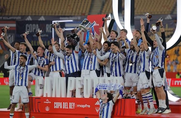 El conjunto txuri‑urdin celebra sobre el césped el título de la Copa del Rey, logrado tras una final que se resolvió en la tanda de penaltis.