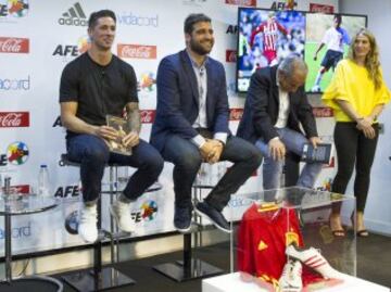 Numerosas personalidades del mundo del deporte han arropado a Petón en la presentación de ¿Quién dijo rendirse?, su libro sobre Carlos Matallanas, al que Fernando Torres pone como ejemplo por su "humildad, compromiso y espíritu competitivo".