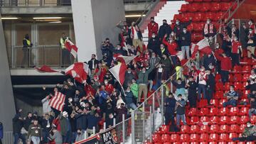 Los aficionados del Almería animan durante un encuentro.