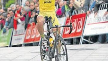 <b>UN COLOSO. </b>Juanjo Cobo muestra su alegría al llegar a la meta de Oiartzun tras su gran escapada.