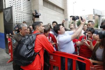Augusto Fernández se acercó a los aficionados que les esperaban a la salida para firmar autógrafos.