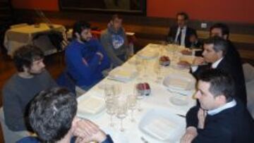 Los capitanes del Bilbao, junto a Rafa Pueyo, se reunieron con Iñaki Calvo, Juan Elejalde, Javi Montoya, Carlos Del Campo y Enrique Guzmán.