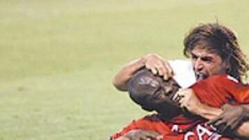 <b>NO HUBO MORDISCO</b>. La secuencia demuestra que fue Javi Navarro quien comenzó los vergonzosos incidentes del Sánchez Pizjuán. El sevillista arañó en la cara a Webo y luego metió los dedos en la boca del osasunista, que en ningún momento llegó a morder al zaguero, como bien apreció el Comité de Competición. El camerunés no fue sancionado.