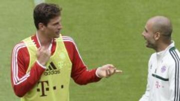 Mario Gómez y Pep Guardiola charlan durante un entrenamiento del club bávaro.